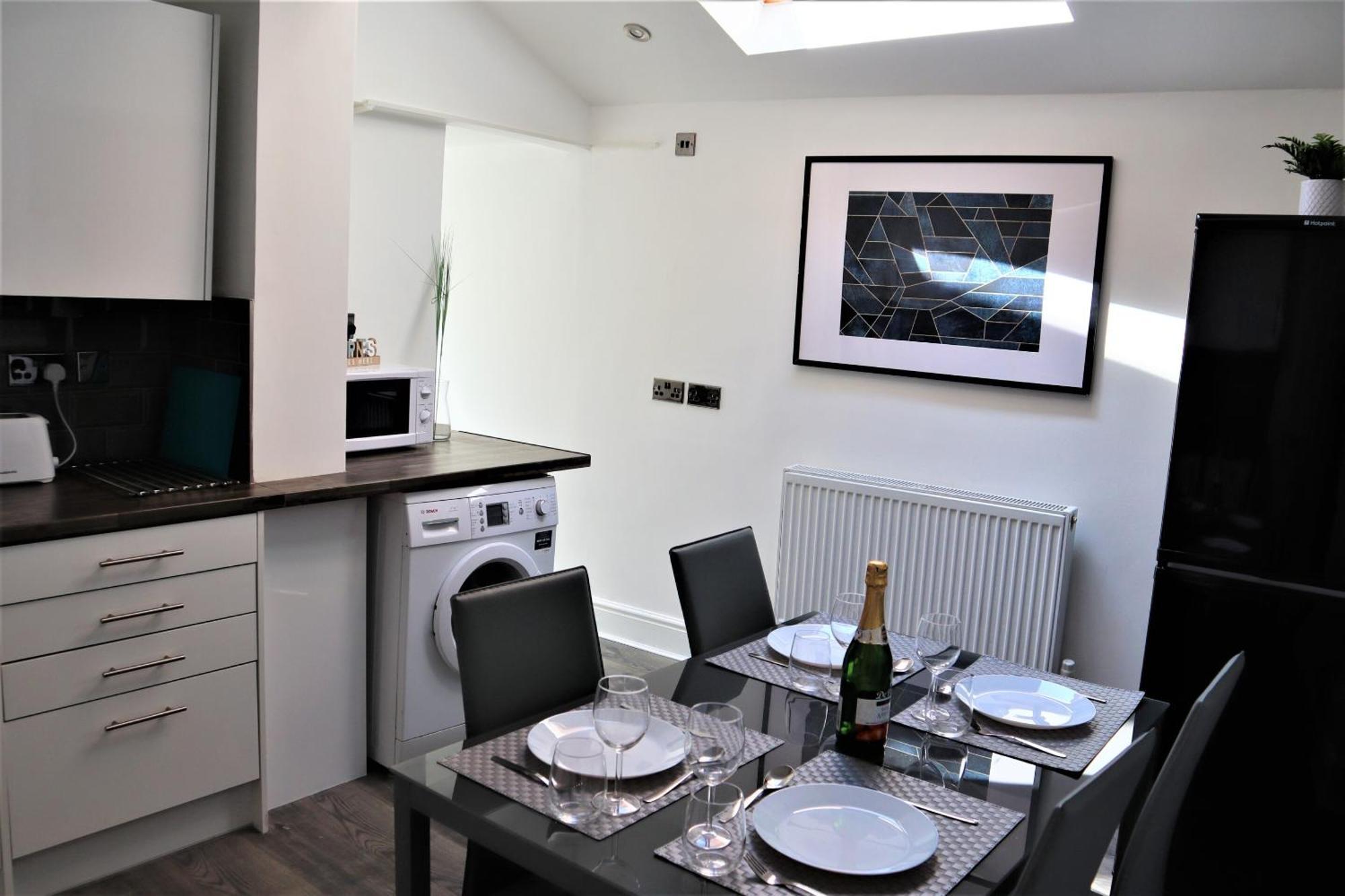 Victoria 4 Bedroom Serviced House Short Lets - Near Northampton Gen Hosp & Town Centre Esterno foto
