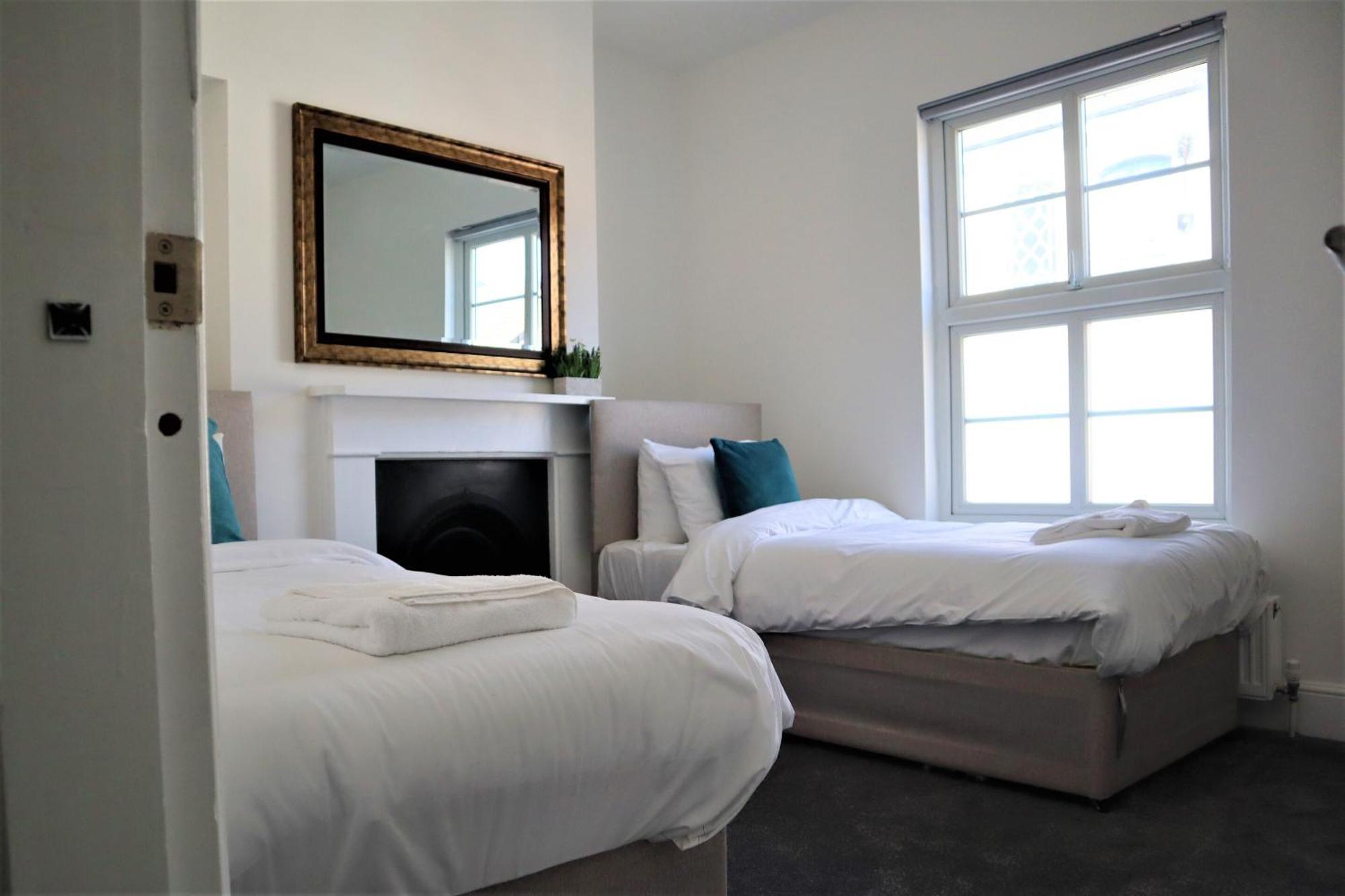 Victoria 4 Bedroom Serviced House Short Lets - Near Northampton Gen Hosp & Town Centre Esterno foto