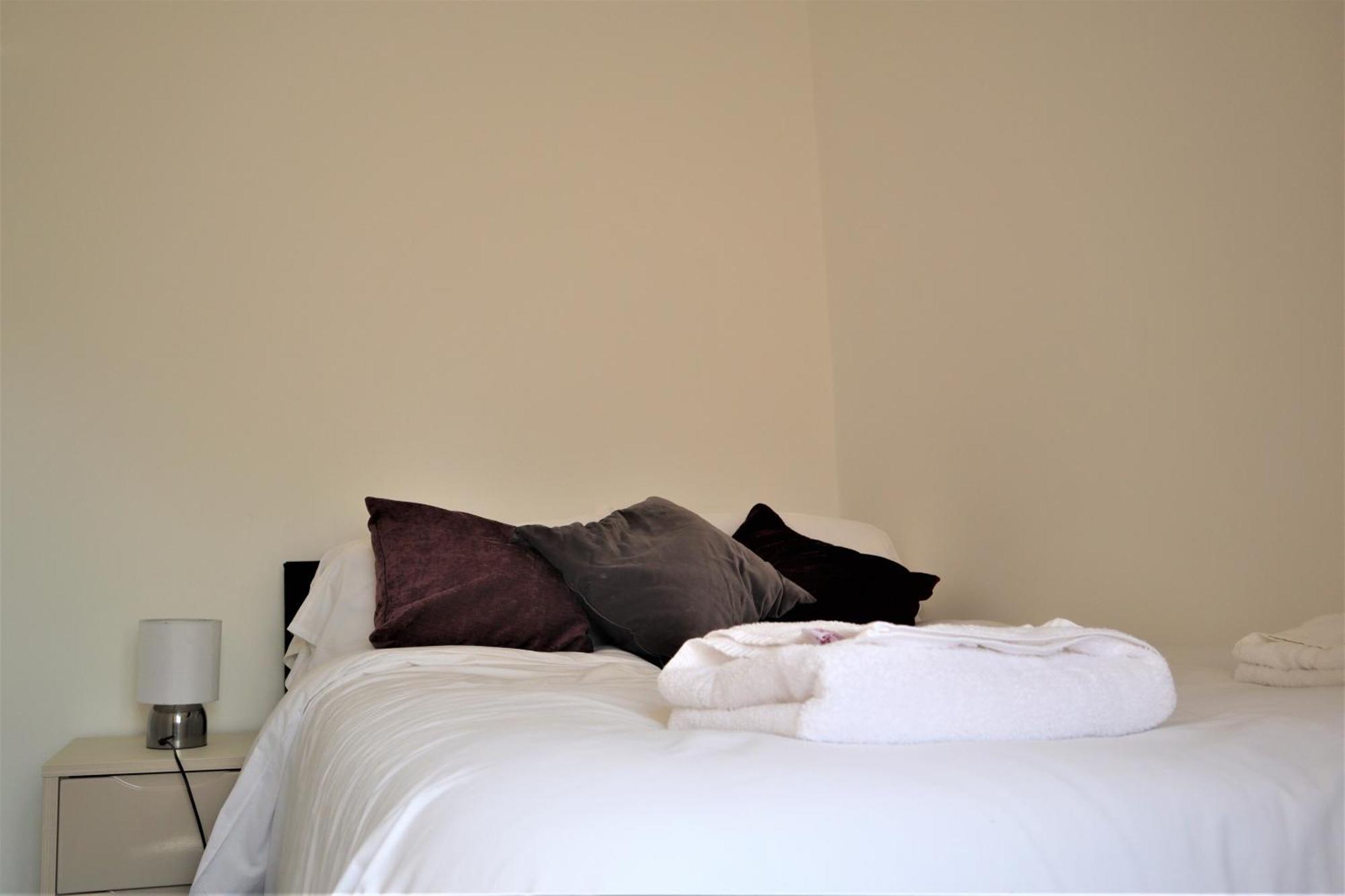 Victoria 4 Bedroom Serviced House Short Lets - Near Northampton Gen Hosp & Town Centre Esterno foto